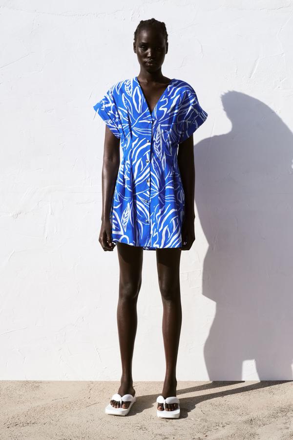 Minivestido estampado de manga corta y escote de pico, de Zara (29,95 €).