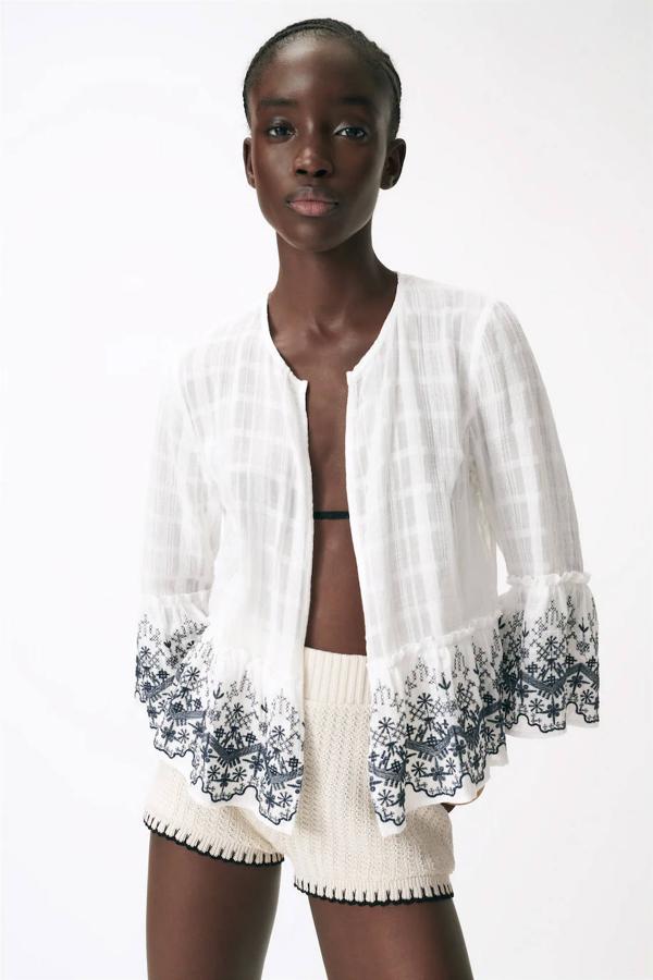 Si quieres un look elegante, esta chaqueta abierta de Zara es perfecta. Los bordados crean un bonito contraste con el tono crudo de la prenda. Cuesta 29,95€.