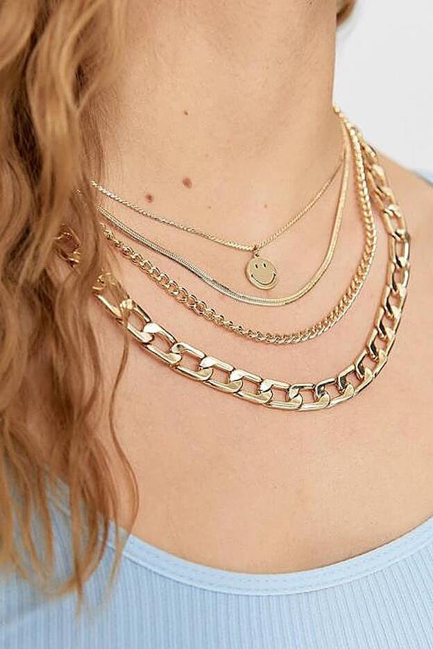 Uno de los collares tiene un colgante con la carita que da nombre a la colección