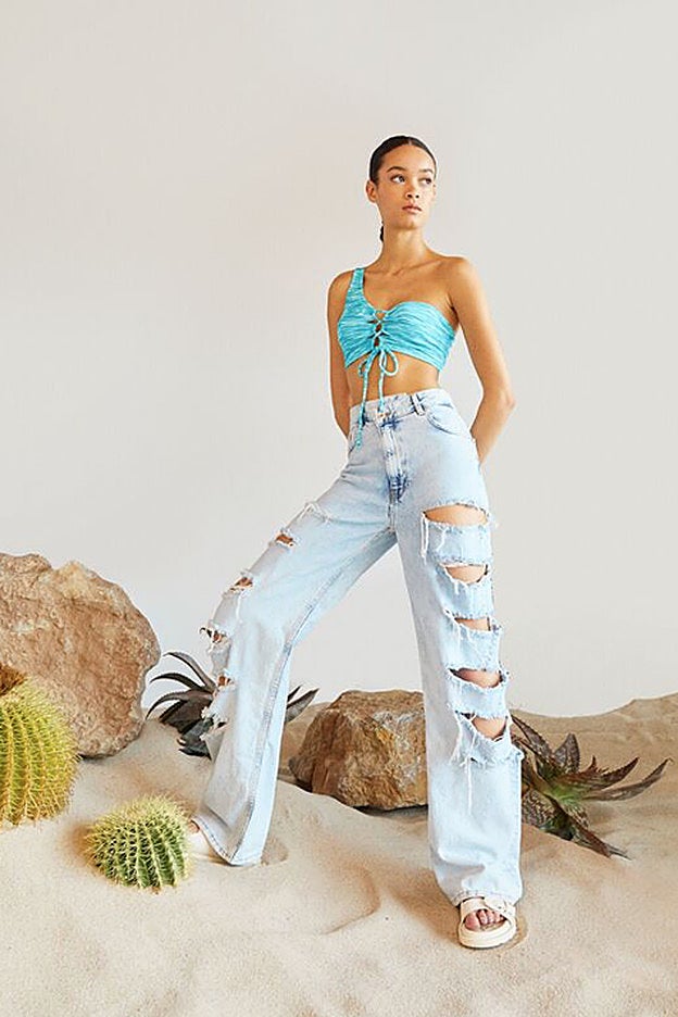 Vaqueros retro revival de la tendencia años 90 con rotos en la pernera.