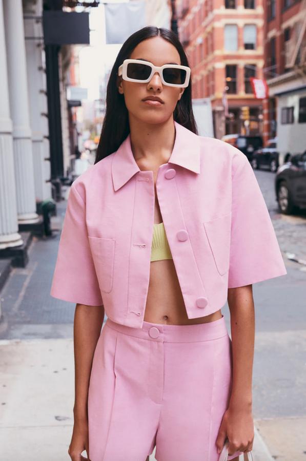 Con mangas cortas amplias y cuello solapa, esta blazer cropped de Zara con cierre de botones frontal a tono forrados en rosa viene con bolsillos delanteros de plastrón. Disponible entre las tallas XS y L, cuesta 39,95 euros.