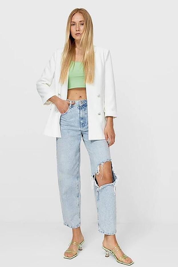 La blazer blanca combina genial con vaqueros