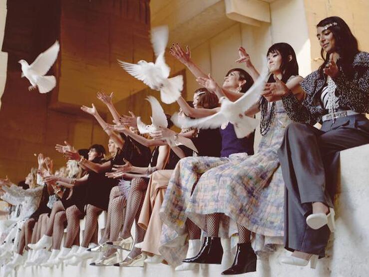 Fotos: La elegancia se mueve a ritmo de acordes de rock según Chanel para su nueva colección Crucero 2021/22