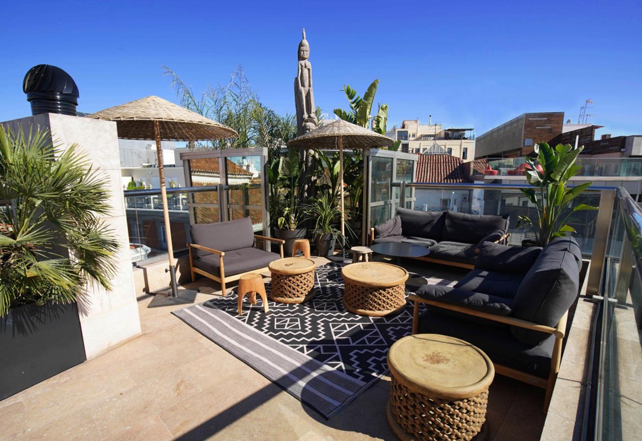 La Terraza del Urban, en la Carrera de San Jerónimo, 34, en pleno corazón de la capital, es la mejor opción para disfrutar de un buen cóctel con el Madrid de los Austrias a tus pies y los atarcederes más bonitos de la ciudad.