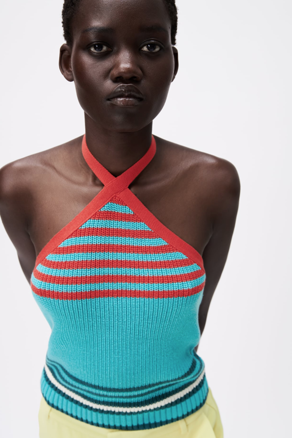 Top de rayas con un escote 'halter' precioso y en una combinación de colores súper favorecedora, de la nueva colección de Zara (12,95 euros).