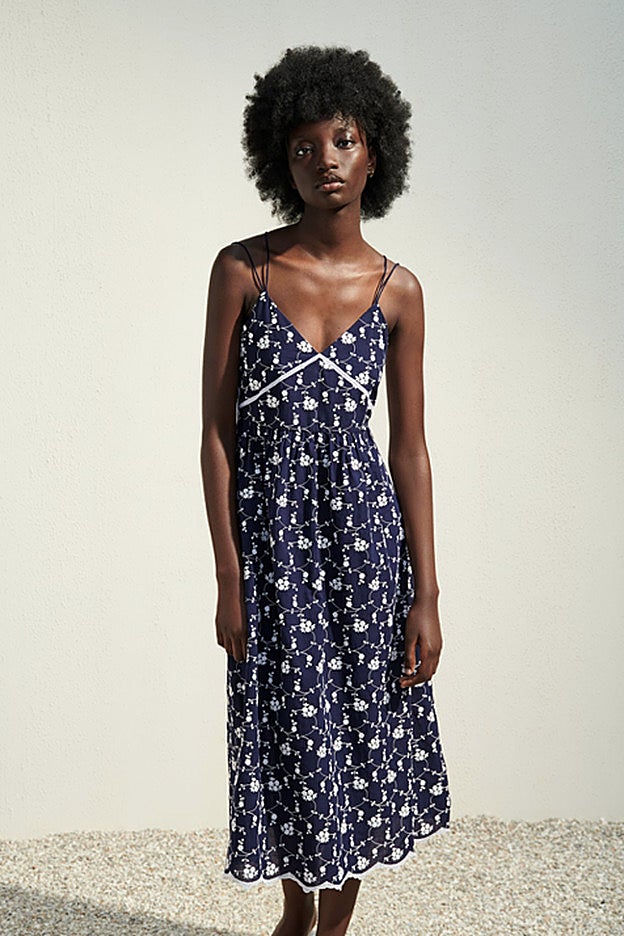 Vestido de color azul noche son flores bordadas blancas de Zara.