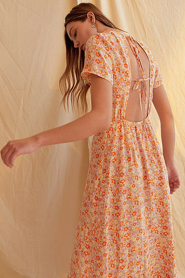 Vestido de la nueva colección de Stradivarius con escote 'cut-out' en la espalda.