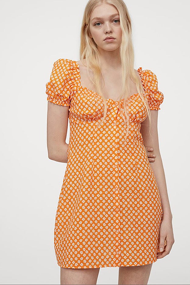 Vestido de flores confeccionado en sirsaca elástica de H&M.