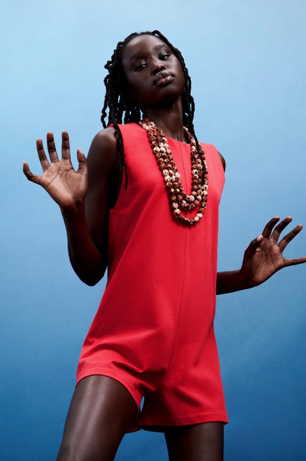 Diseño corto con cuello redondo y manga sisa para este mono de Zara confeccionado con al menos un 50% de algodón orgánico. Disponible en fucsia, azul pastel y verde pastel, cuesta 15,95 euros y está disponible en las tallas S, M y L.