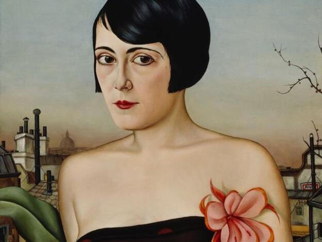 En la exposición una nueva mujer, la ‘flapper’, inaugura el ‘pixie’ (corte de pelo cortísimo), luce el ‘petite robe noire’ (de Chanel) y baila jazz.