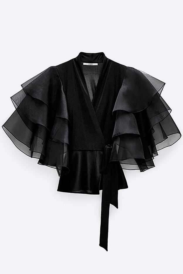 Camiseta cruzada con decoración de volantes de organza de Uterqüe.