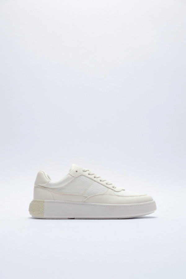 Cómodas y fáciles de combinar, estas sneakers beige con suela doble de Zara cuestan 15.95 euros en los Special Prices.