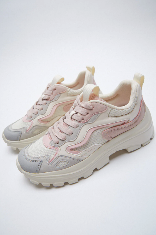 Estas zapatillas chunky con suela track y detalles en rosa son súper tendencia y cuestan 19.99 euros en los Special Prices de Zara.