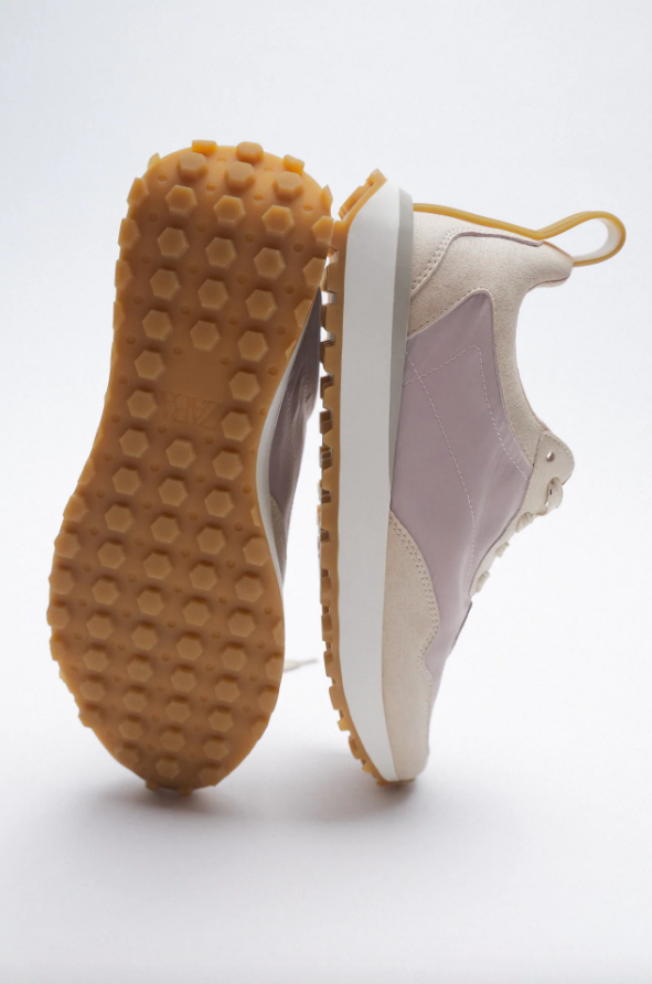 Perfectas para poner un toque de comodidad a tus looks urbanos, estas zapatillas de los Special Prices de Zara cuestan 19.99 euros.