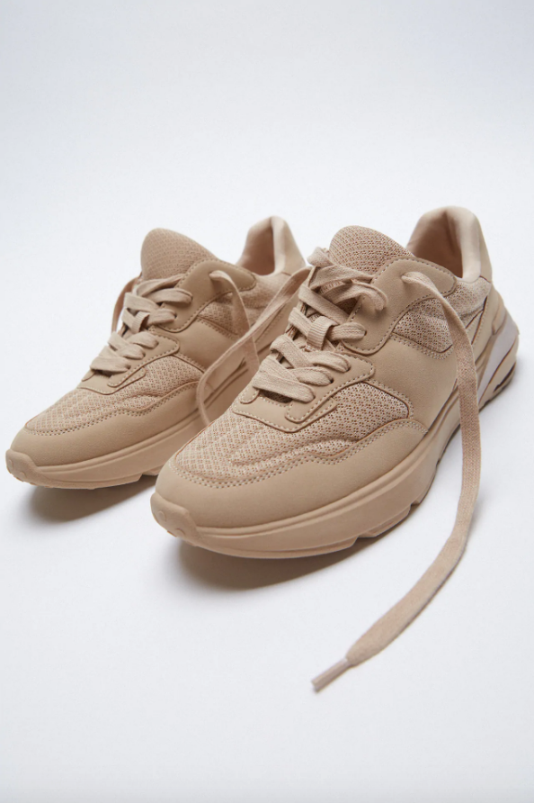 Con traje, con vaqueros o con shorts, estas zapatillas color cámel de Zara (19.99 euros en los Special Prices) son una apuesta segura por la comodidad.