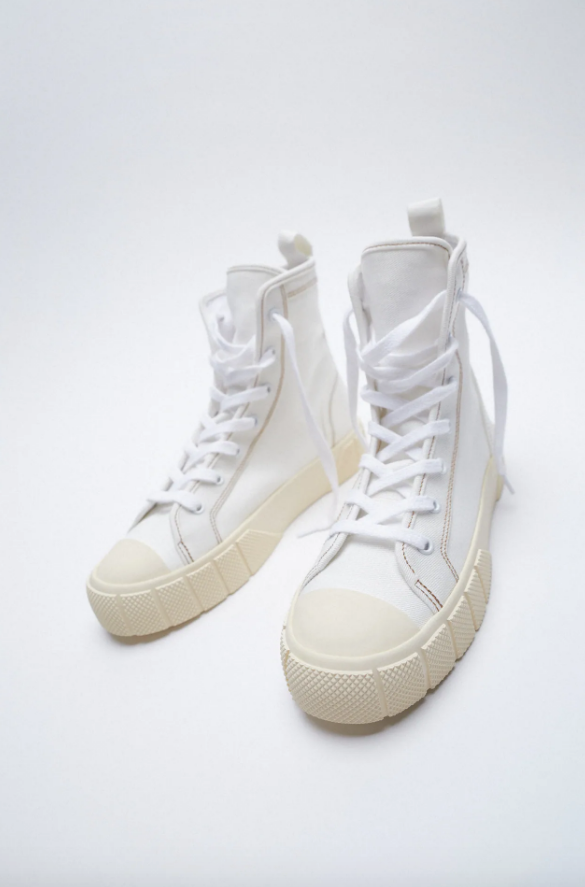 De estilo retro, estas zapatillas de bota en color blanco cuestan 19.99 euros en los Special Prices de Zara.