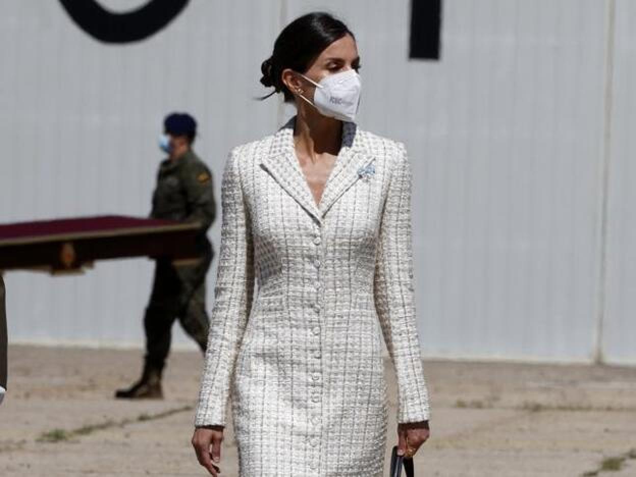 Pincha en la foto para ver 15 vestidos made in Spain que podría haber estrenado la Reina y mejorado así su look