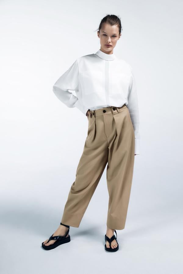 Pantalón recto con pinzas, de Zara (39,95 €).