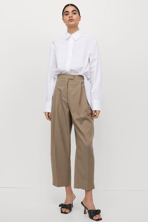 Pantalón midi con pinzas de cintura alta, de H&M (49,99 €).