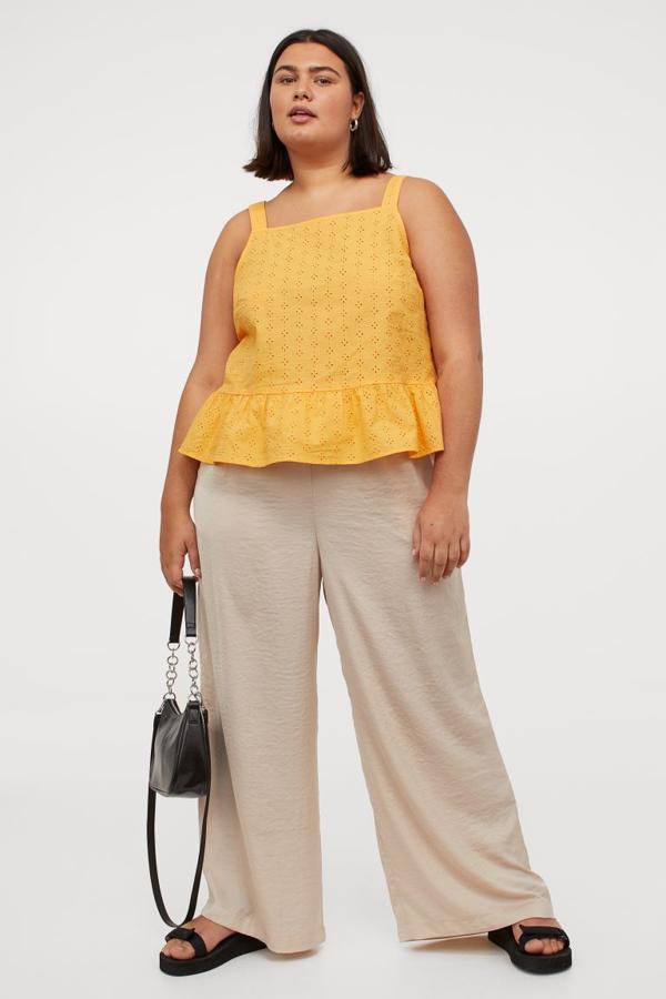 Pantalón ancho de efecto satinado, de H&M (19,99 €).