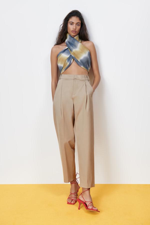 Pantalón de talle alto con pinzas, de Zara (29,95 €).