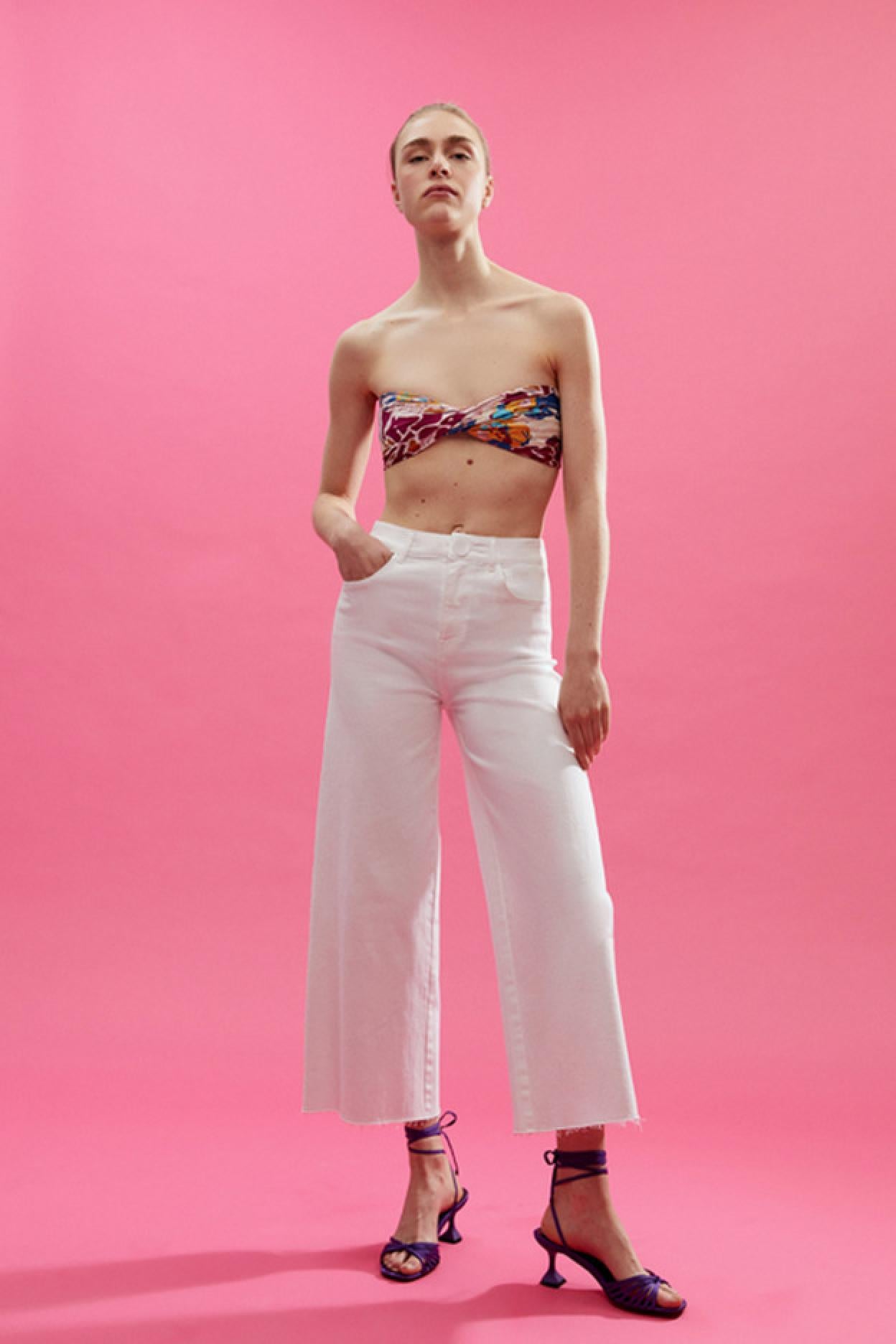 Pincha en la foto para ver cómo llevar los vaqueros esta primavera, según Zara: 10 looks 'total denim' que rejuvenecen.