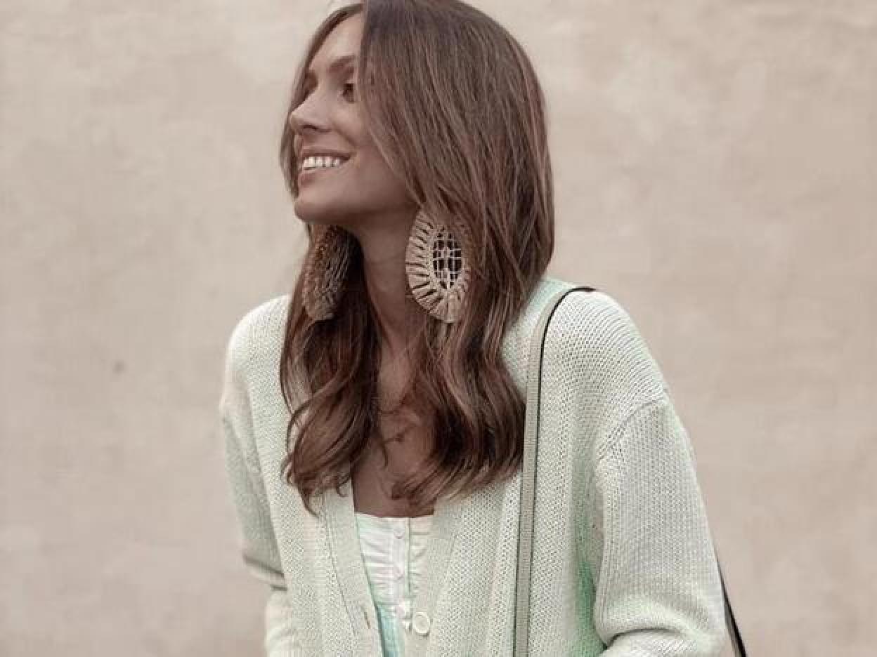 Pincha en la imagen para ver las compras de la semana: de los bolsos de rafia de Zara que parecen de lujo a los vestidos camiseros que están a punto de agotarse.