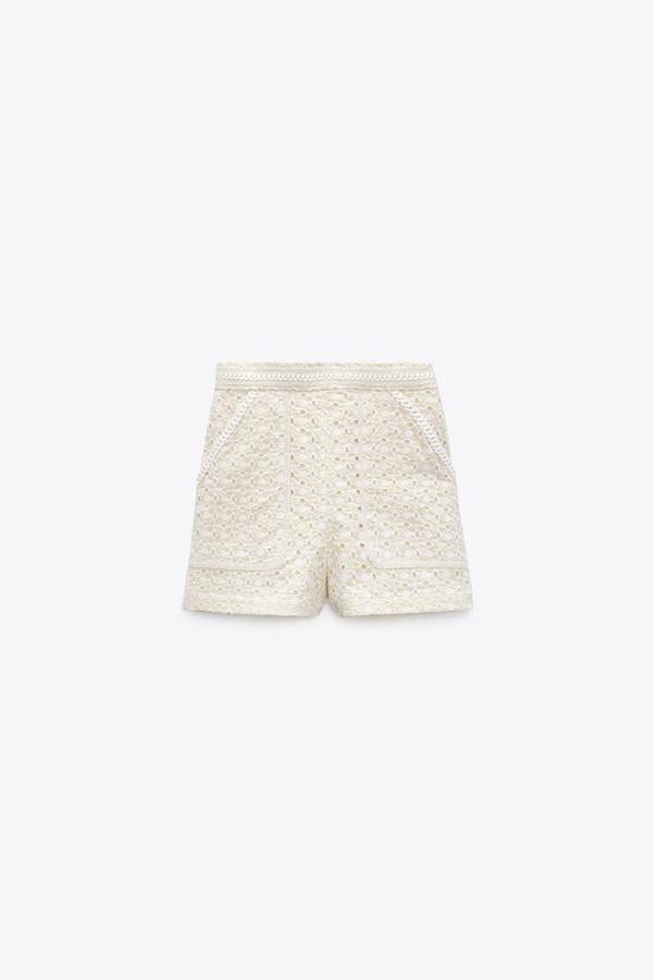 Shorts calados en color crudo de Zara (25,99 euros)