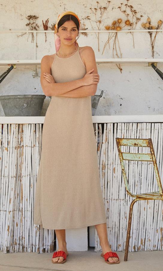 Vestido midi con escote halter y en color arena de Stradivarius (19,99 euros)