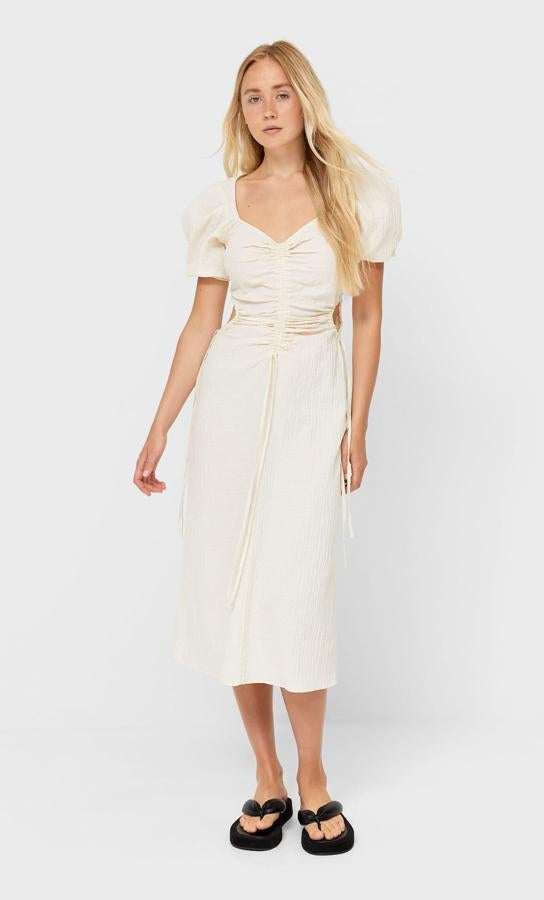 Vestido drapeado con mangas abullonadas de Stradivarius (29,99 euros)
