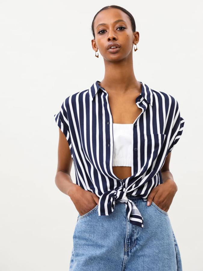 Camisa ligera sin mangas con estampado de rayas y nudo delantero, de Lefties (9,99 €).