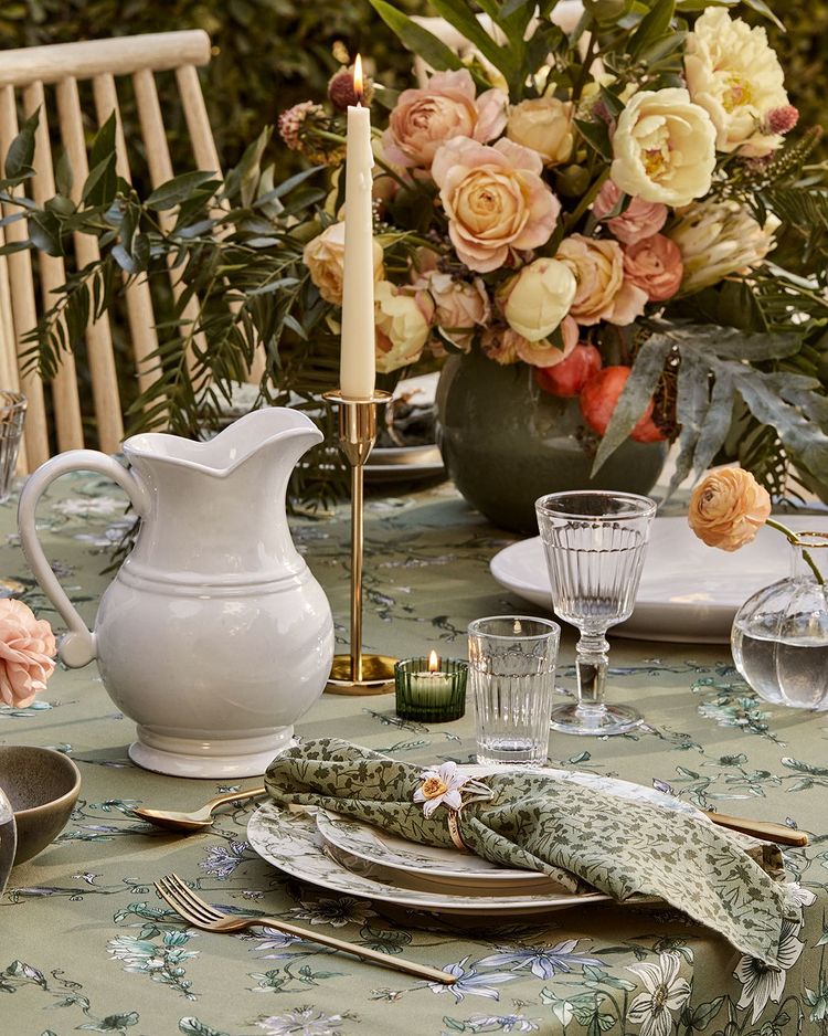 La  mesa también se viste de primavera en H&M Home  con los textiles más bonitos, como este mantel de flores (19.99 euros), estos packs de servilletas (4.99 euros) o los jarrones para adornar con flores (17.99 euros).