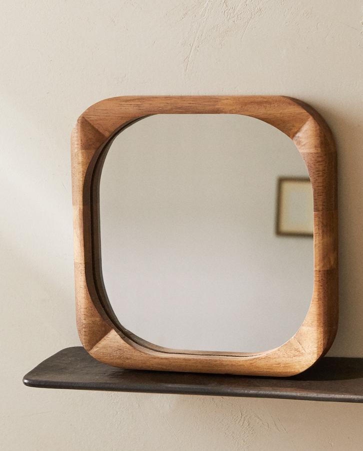 Con unas medidas de 23x23 centímetros, este espejo de madera con marco de caucho tiene un precio de 23,99 euros (antes 29,99 euros).