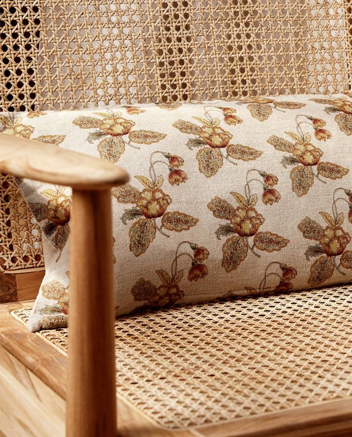 Disponible en dos medidas diferentes, 30x50 centímetros (14,39 euros) y 45x45 centímetros (14,39 euros) esta funda de cojín con estampado de flores está confeccionada en 100% lino.