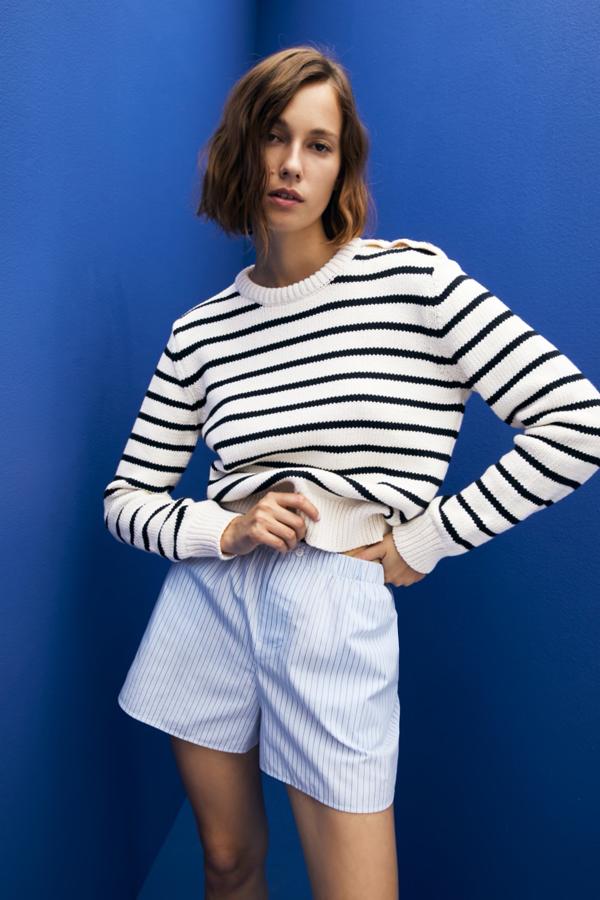 Jersey de punto con cuello redondo y botones en el hombro, de Zara (25,95 €).