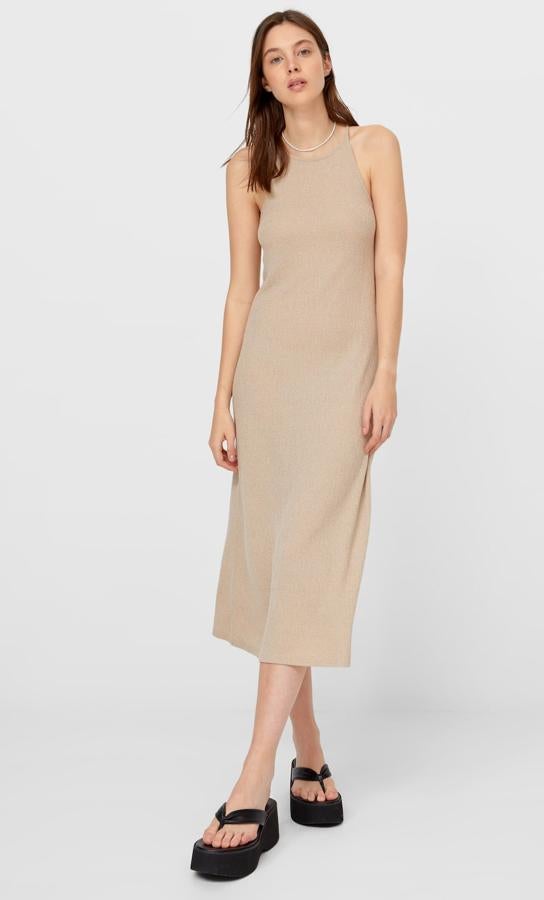 Disponible en color piedra o negro, este vestido de punto con cuello halter sin mangas tiene un precio de 19,99 euros.