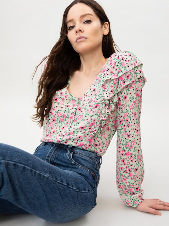 Con estampado floral, esta camisa de manga larga con volantes y botonadura frontal tiene un precio de 9,99 euros.