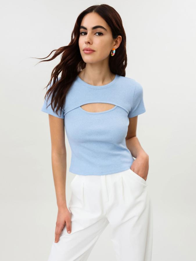 Disponible en azul, blanco o negro, esta camiseta de manga corta con cuello redondo y abertura en la parte del pecho, está confeccionada en punto de canalé y tiene un precio de 5,9 euros.