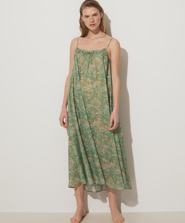 Este camisón largo de tirantes en color verde con flores está confeccionado en 100% algodón y cuenta con escote recto. Tiene un precio de 35,99 euros.
