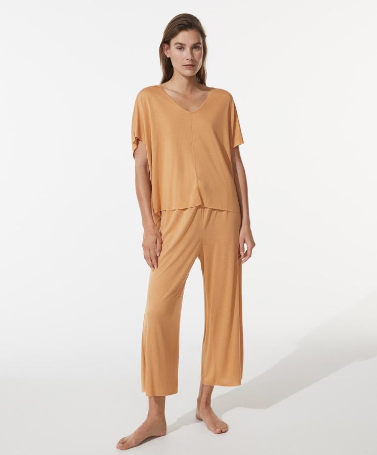 En color amarillo, este pijama en tejido de tencel está formado por una camiseta de manga (15,99 euros) corta con escote de pico y un pantalón (17,99 euros) culotte a juego.