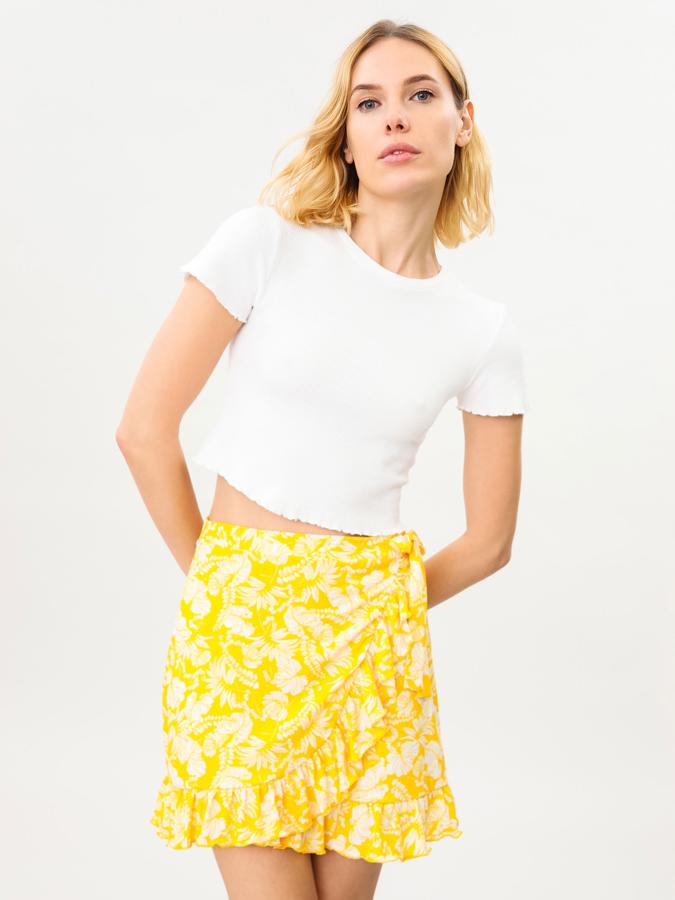 Con varios estampados disponibles, esta falda corta de estilo pareo con lazada lateral tiene un precio de 6,99 euros.