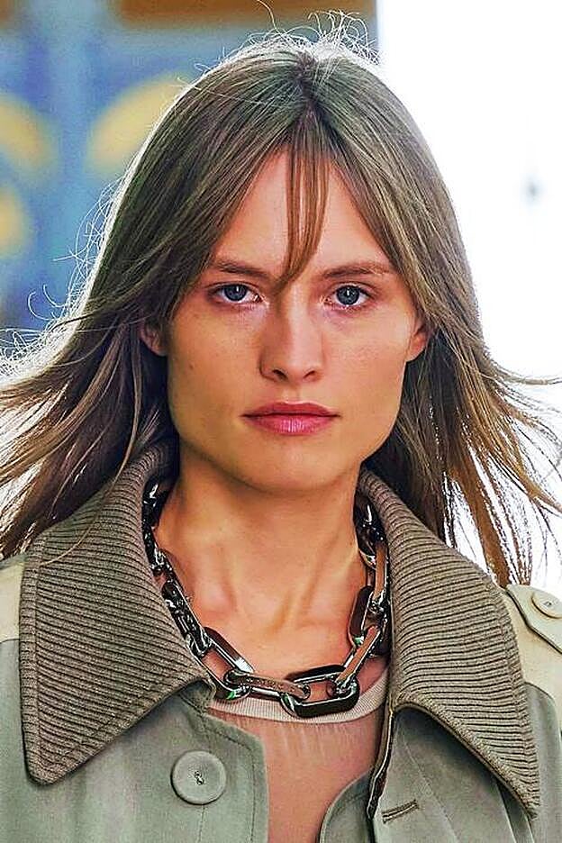 El flequillo cortina está partido por la mitad