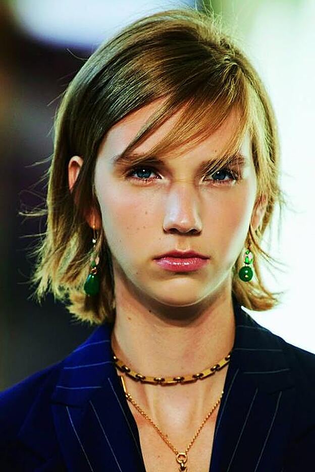 Cuando el flequillo cortina crece mucho, es recomendable peinarlo en diagonal