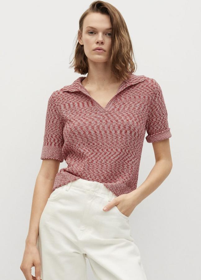 De manga corta y cuello polo, este jersey en tejido de algodón reciclado en color rosa tiene un precio de 29,99 euros.