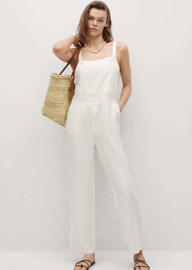 Confeccionado en 100% lino, este mono largo con escote recto y tirantes con cierre de botón cuenta con bolsillo en el pecho y en los laterales y tiene un precio de 39,99 euros.