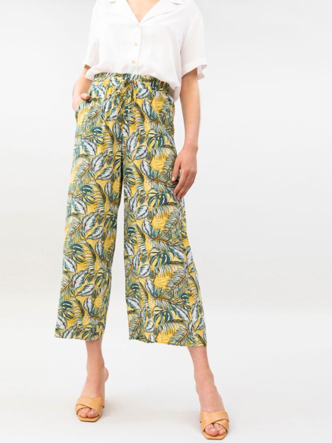 Con cintura elástica con lazada y confeccionado en un tejido ligero y cómodo, este pantalón culotte tiene un precio de 9,99 euros.