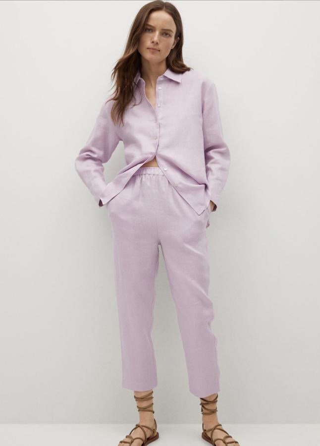 En color morado pastel, este pantalón de lino con diseño crop cuenta con bolsillos laterales y cintura elástica. Tiene un precio de 29,99 euros.