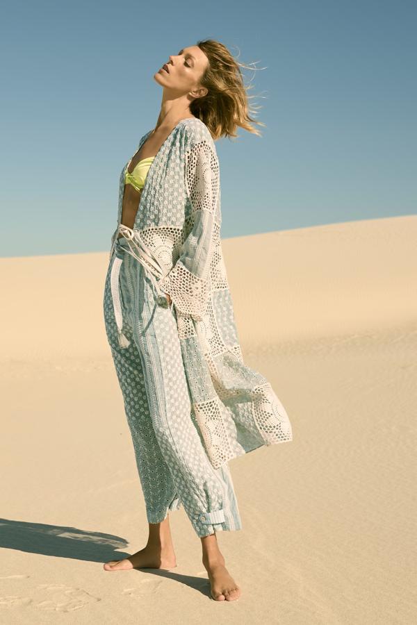 Conjunto de kimono combinado con crochet (79,95 €) y pantalones bombachos bordados (39,95 €), ambos de Zara.