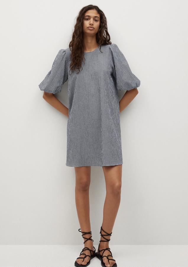 Con estampado de cuadros vichy en negro o en rojo, este vestido corto con diseño ancho y manga corta abullonada cuenta con terminaciones elásticas y tiene un precio de 29,99 euros.