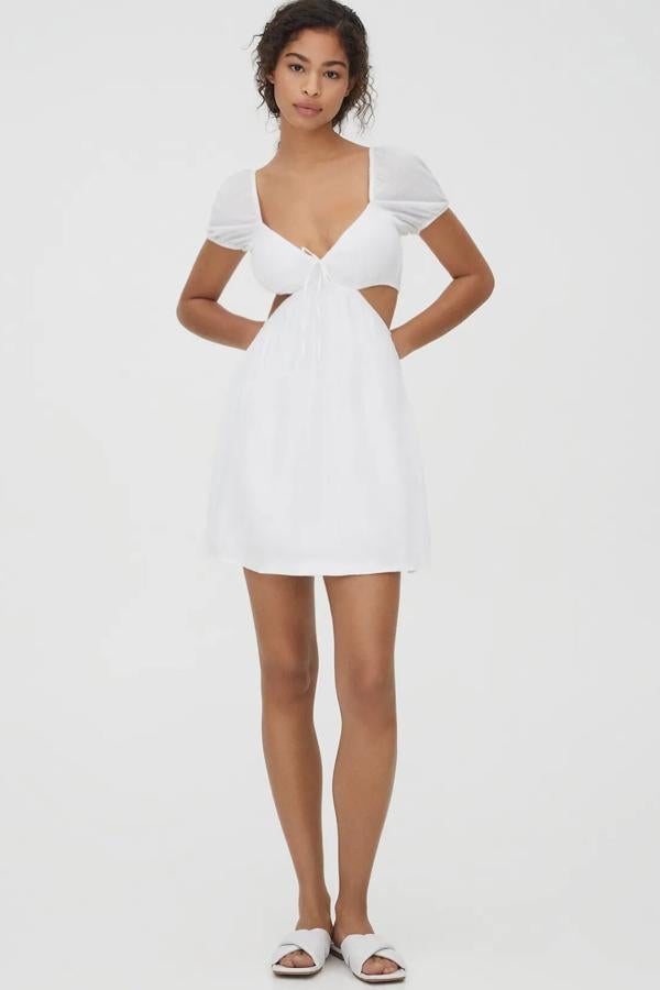 Este vestido mini de color blanco con detalles cut out y manga corta abullonada cuenta con escote de pico y tiene un precio de 22,99 euros.